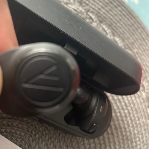 Audio Technica Full Wireless Bluetooth Earphone ATH-CKR7TW-BK - Picture 4 of 5